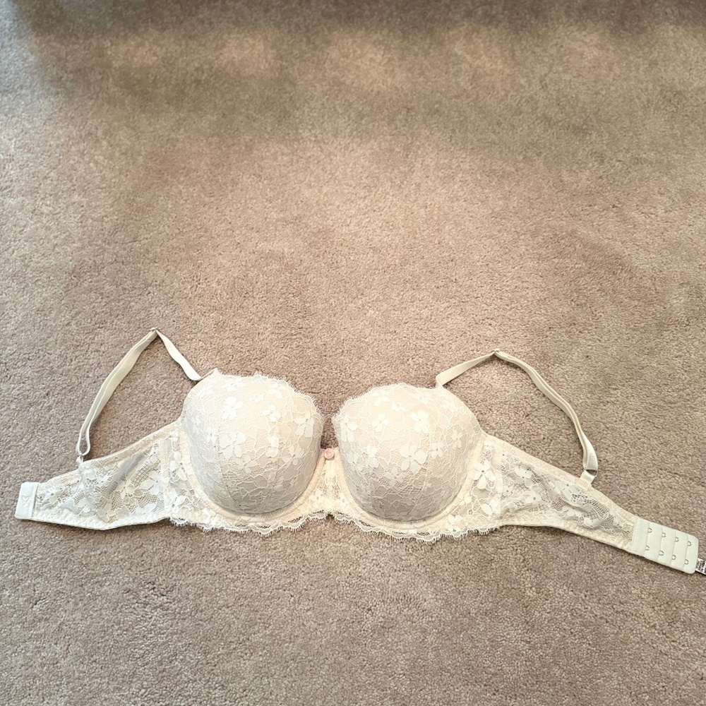 Victoria's Secret white lace bra size 34DD